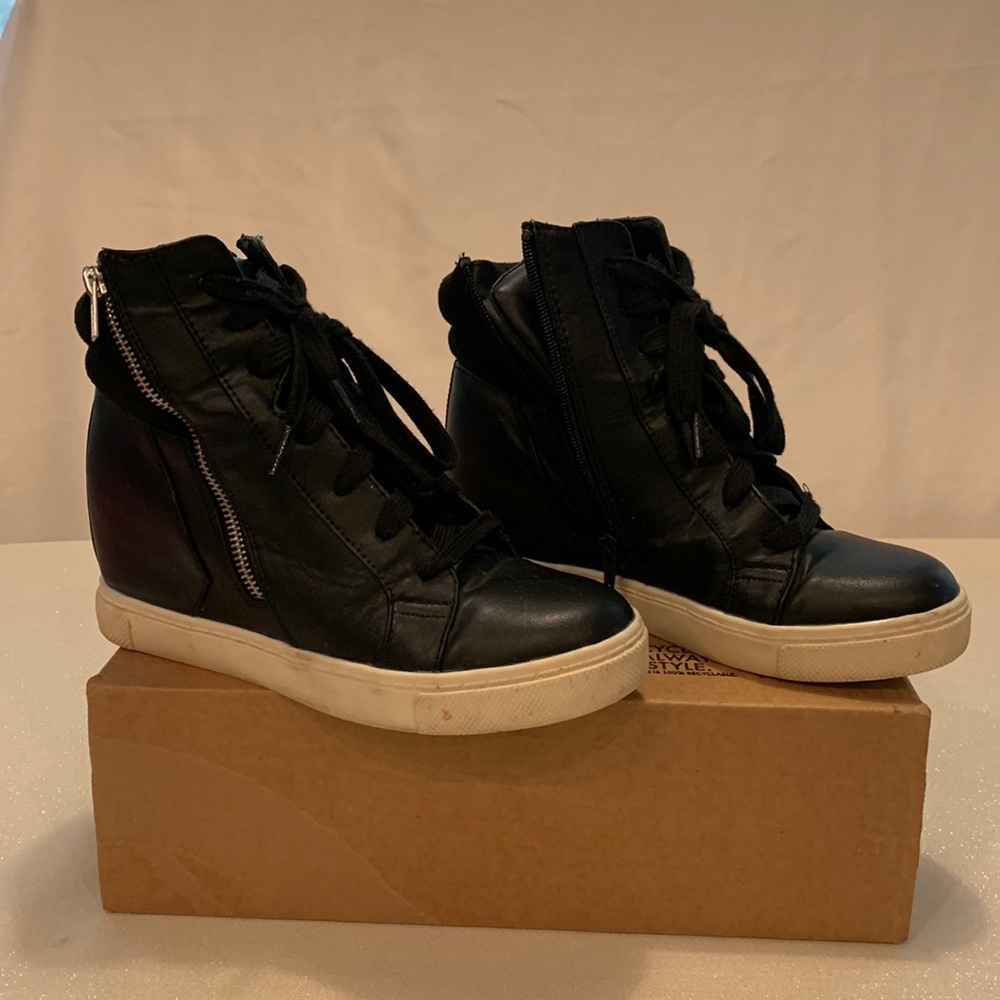 So Authentic American Heritage, Black Boots with side zipper and lace up.Size 8M